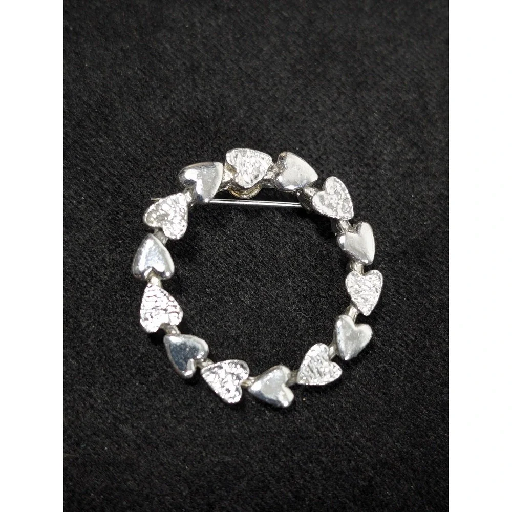 Vintage‎ Gerrys Silver Tone Heart Wreath Round Pin Brooch